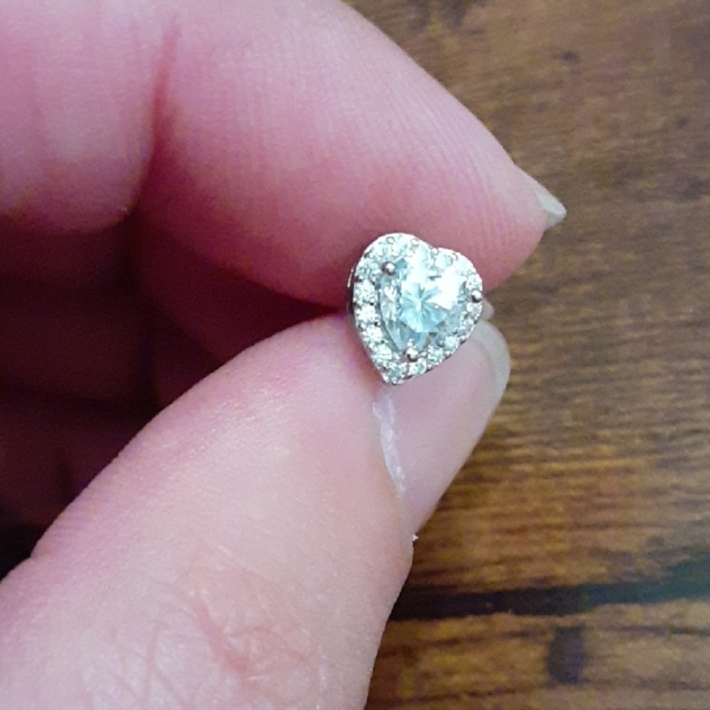 925 Silver Moissanite Heart Stud Earrings - Picture 5 of 13